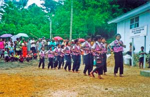Biak West Papua: optreden van de basisschoolkinderen bij de opening van de polikliniek in Sopen